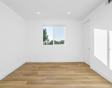 10805 Morrison Street - Photo Thumbnail 11