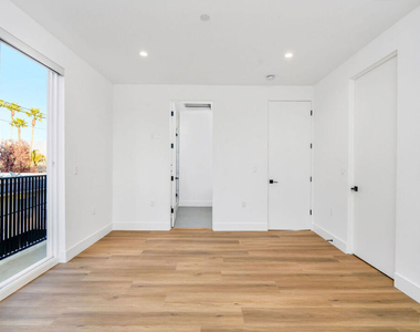 10805 Morrison Street - Photo Thumbnail 7