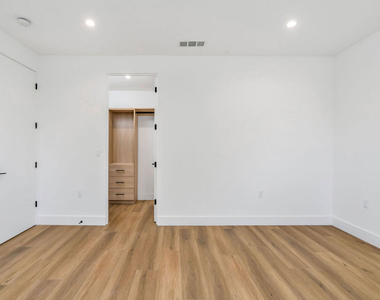 10805 Morrison Street - Photo Thumbnail 9
