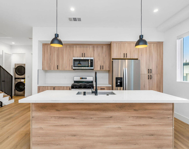 10805 Morrison Street - Photo Thumbnail 2