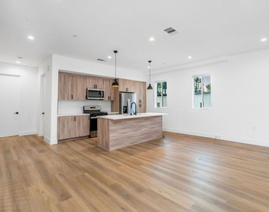 10805 Morrison Street - Photo Thumbnail 3
