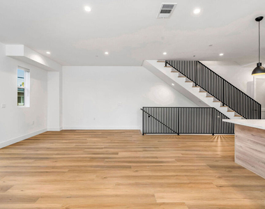 10805 Morrison Street - Photo Thumbnail 5