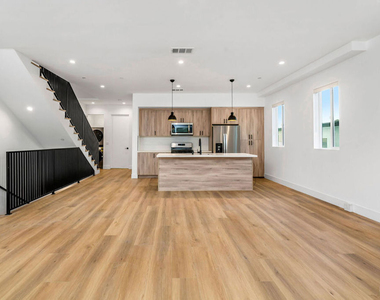 10805 Morrison Street - Photo Thumbnail 4
