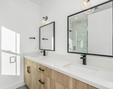 10805 Morrison Street - Photo Thumbnail 14