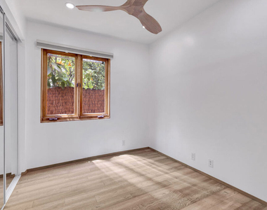 1138 1/2 Poinsettia Place - Photo Thumbnail 13