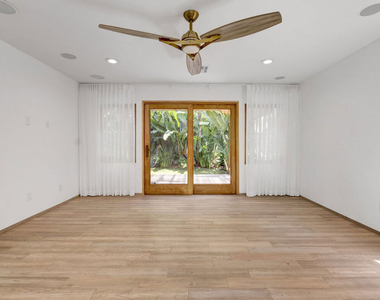 1138 1/2 Poinsettia Place - Photo Thumbnail 4