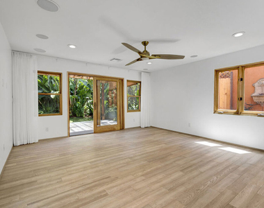 1138 1/2 Poinsettia Place - Photo Thumbnail 3