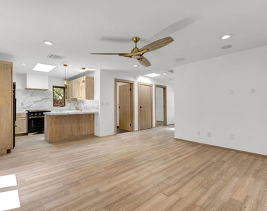 1138 1/2 Poinsettia Place - Photo Thumbnail 8