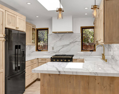 1138 1/2 Poinsettia Place - Photo Thumbnail 5