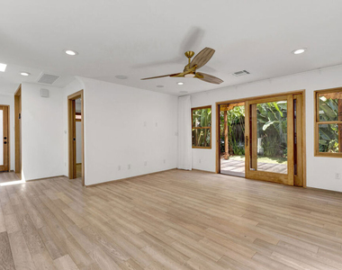 1138 1/2 Poinsettia Place - Photo Thumbnail 9