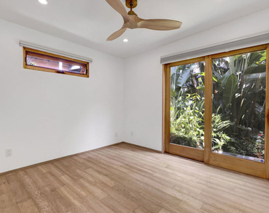 1138 1/2 Poinsettia Place - Photo Thumbnail 11