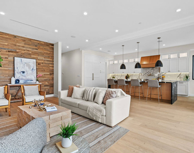 4475 Mammoth Avenue - Photo Thumbnail 3