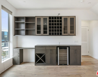 1045 Manzanita Street - Photo Thumbnail 14