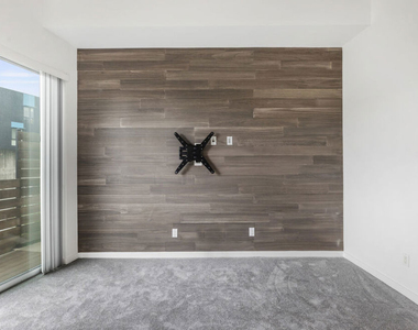 1045 Manzanita Street - Photo Thumbnail 19
