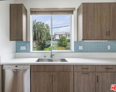 1045 Manzanita Street - Photo Thumbnail 10