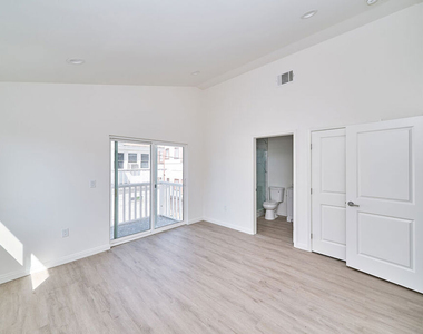 830 S Norton Avenue - Photo Thumbnail 4