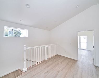 830 S Norton Avenue - Photo Thumbnail 11