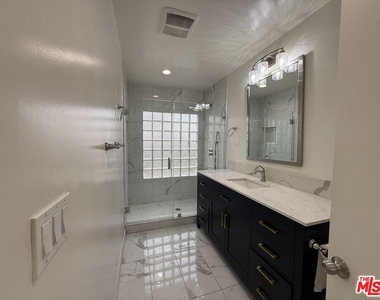 830 S Norton Avenue - Photo Thumbnail 7