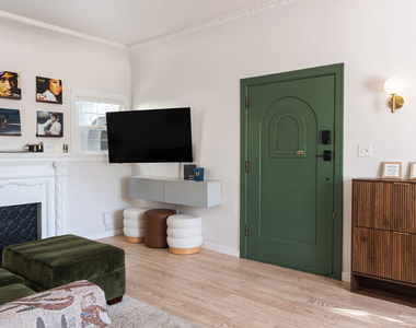 2209 N Gower Street - Photo Thumbnail 6