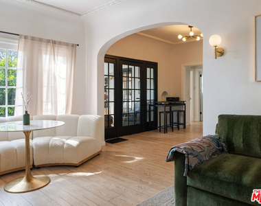 2209 N Gower Street - Photo Thumbnail 12