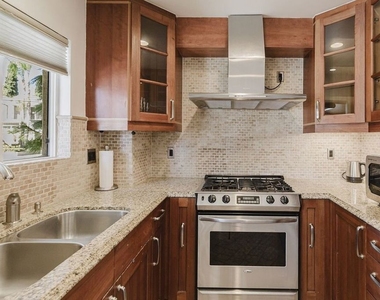 1154 S Barrington Avenue - Photo Thumbnail 10