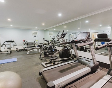 1154 S Barrington Avenue - Photo Thumbnail 26