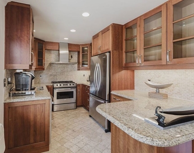 1154 S Barrington Avenue - Photo Thumbnail 8