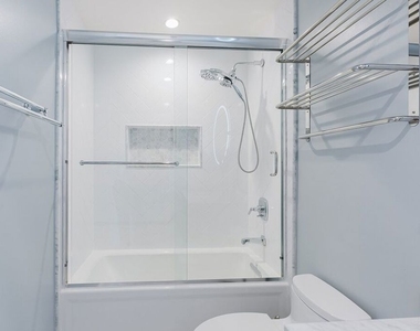 1154 S Barrington Avenue - Photo Thumbnail 3