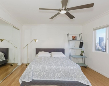 1154 S Barrington Avenue - Photo Thumbnail 5