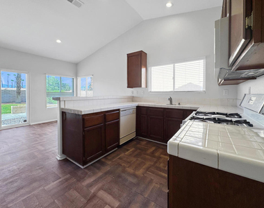 78720 W Harland Drive - Photo Thumbnail 4