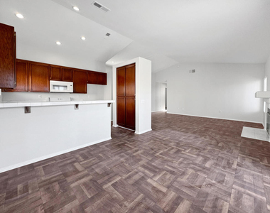 78720 W Harland Drive - Photo Thumbnail 2