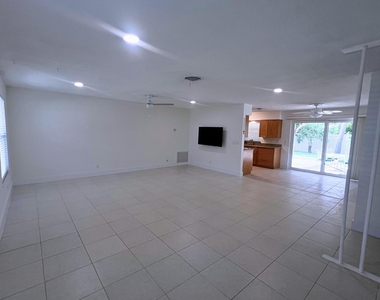 1260 Manor Drive - Photo Thumbnail 2