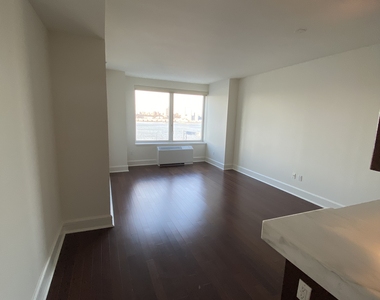 60 Riverside Boulevard - Photo Thumbnail 2