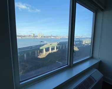 60 Riverside Boulevard - Photo Thumbnail 9
