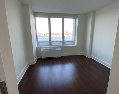 60 Riverside Boulevard - Photo Thumbnail 14