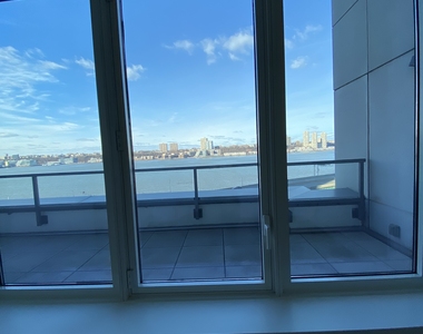 60 Riverside Boulevard - Photo Thumbnail 6