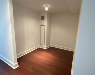 60 Riverside Boulevard - Photo Thumbnail 3
