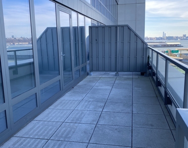 60 Riverside Boulevard - Photo Thumbnail 5