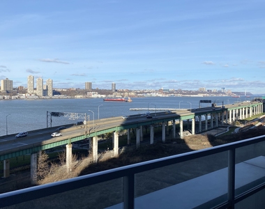 60 Riverside Boulevard - Photo Thumbnail 11