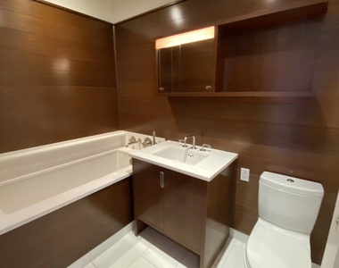 60 Riverside Boulevard - Photo Thumbnail 16