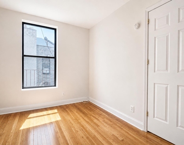 386 Manhattan Avenue - Photo Thumbnail 1
