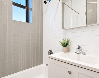 386 Manhattan Avenue - Photo Thumbnail 7