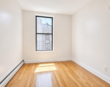 386 Manhattan Avenue - Photo Thumbnail 2