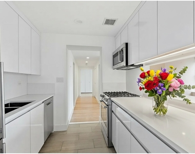 40 E 61st St - Photo Thumbnail 1