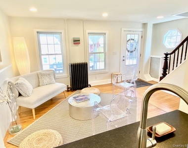 32 Oak Street - Photo Thumbnail 5