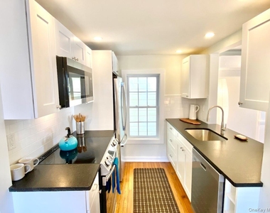 32 Oak Street - Photo Thumbnail 7