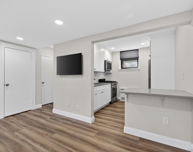 319 Main Street - Photo Thumbnail 8