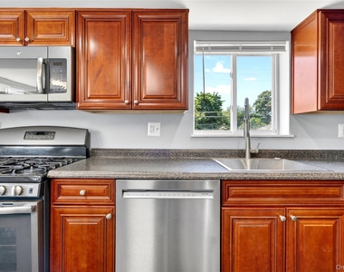 58 Samsondale Avenue - Photo Thumbnail 7