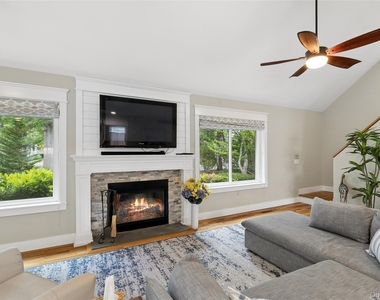 7 Eileen Circle - Photo Thumbnail 2