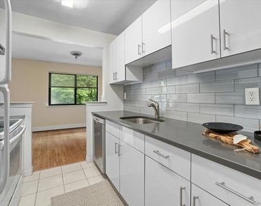 555 Central Park Avenue - Photo Thumbnail 5